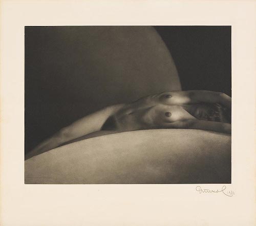 František Drtikol: The Bow / 1928 pigmentový tisk / 22 × 28,6 cm / vyv. cena: 500 000 Kč (bez 20% provize) / Adolf Loos Apartment and Gallery 26. 4. 2015