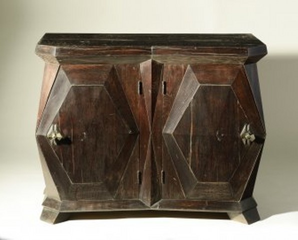 2) Josef Chochol: Kubistické trumeau / 1912 - 1913 tmavě mořený dub, uvnitř červeně mořený mahagon, původní mosazné kování 78 cm x 98 cm x 50 cm cena: 1 396 000 Kč Arthouse Hejtmánek 2. 6.2016