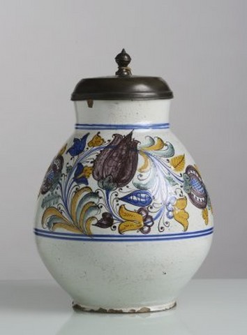 Habánský džbán s cínovým víkem / Slovensko, 1703 fajáns, bílá glazura, malba / výška 38.5 cm cena: 310 000 Kč Arthouse Hejtmánek 2. 6. 2016