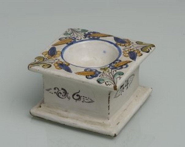 Habánská slánka / Morava 1674 fajáns, bílá glazura, malba / 6 cm x 9.5 x 9 cm cena: 173 600 Kč Arthouse Hejtmánek 2. 6. 2016