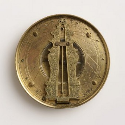 10) Marcus Purman: kapesní sluneční hodiny / 1589 zlacená mosaz /průměr 15 cm cena: 595 200 Kč Arthouse Hejtmánek 2. 6.2016