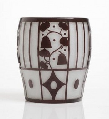 Josef Hoffmann / sklárna Johann Loetz Witwe: váza / 1912 čiré a bílé sklo, leptaný ornament / výška 11.3 cm cena: 136 400 Kč Arthouse Hejtmánek 2. 6. 2016