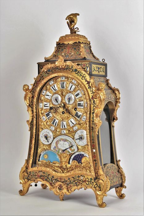 Astronomické konzolové hodin,   značeno Le Roy A Paris, kolem   1740, roční věčný kalendář,   8-denní chod, zvonkohra,   celkové rozměry hodin s konzolou: výška 124 cm, šířka 50 cm,   hloubka 24 cm, váha 30 kg
