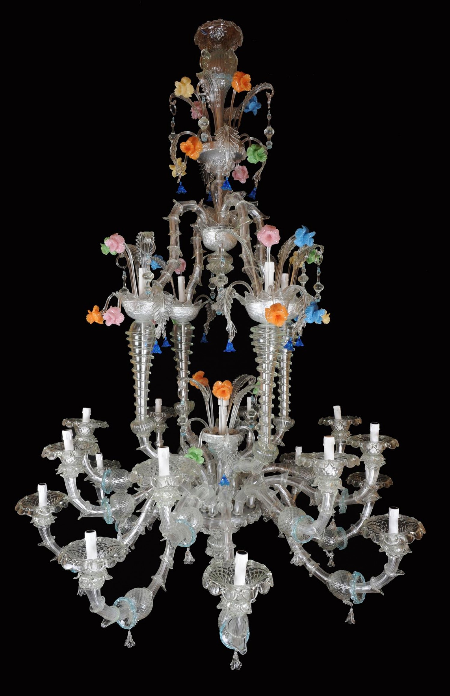 Salonní benátský lustr, 3. čtvrtina 20. stol. hutně tvarované sklo, délka 200 cm, průměr 150 cm dosažená cena: 144 000 Kč Dorotheum Praha, 27. 5. 2017