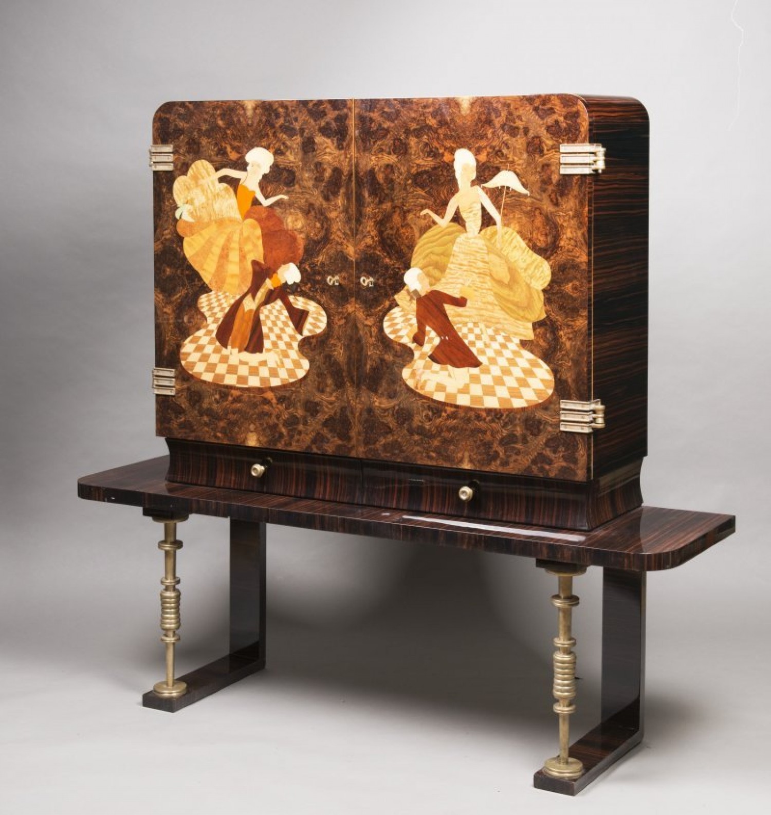 Art deco bar, 20. až 30. léta 20. stol. 154,5 x 164 x 45 cm dýhy z různých dřev, perleť, mosaz dosažená cena: 198 400 Kč Arthouse Hejtmánek, 1. 6. 2017