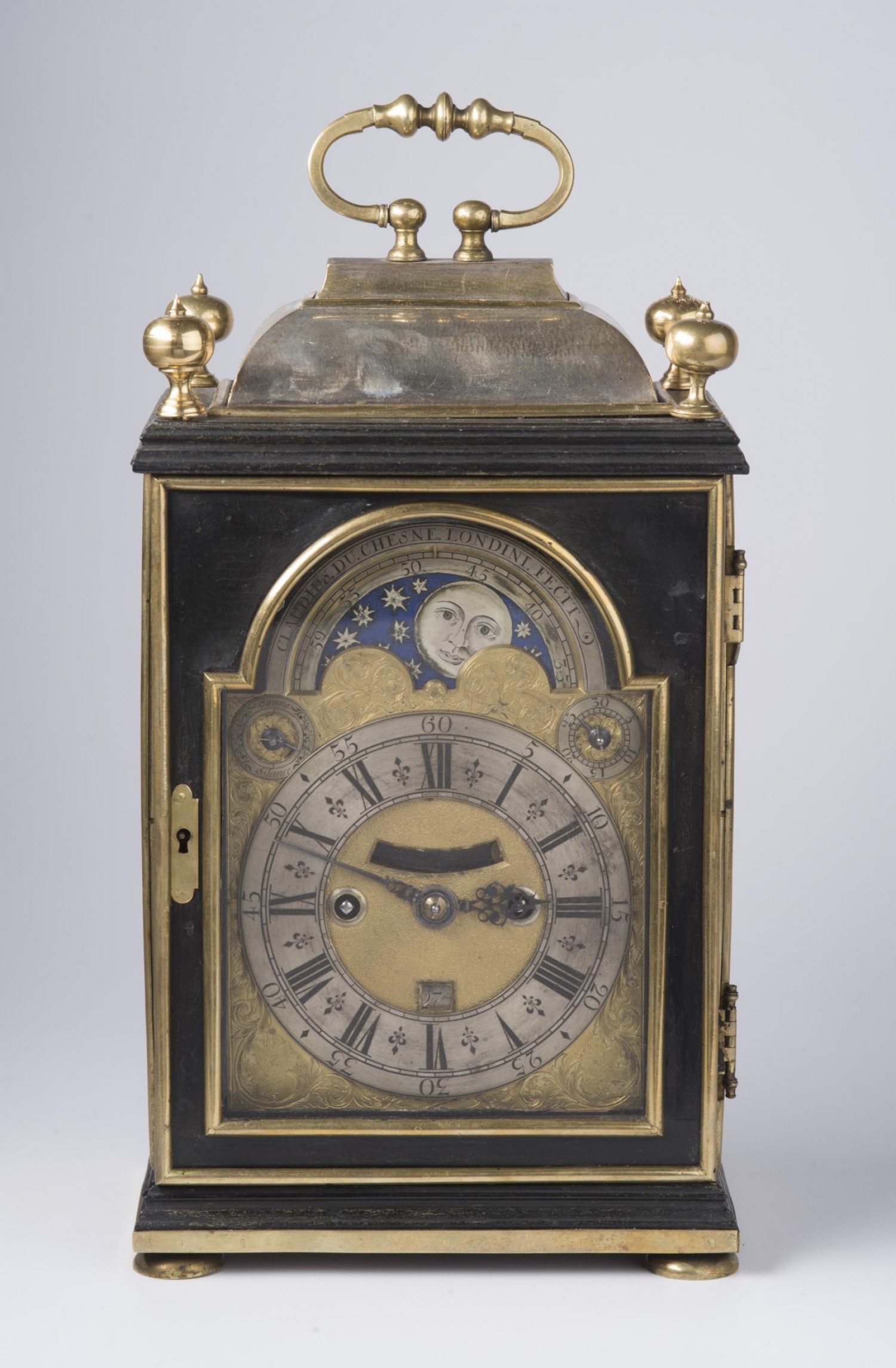 Barokní stolní hodiny se zvonkohrou, Londýn, 1. třetina 18. stol. černě mořené dřevo, mosaz, stříbro, gravírování, výška 29 cm dosažená cena: 264 000 Kč Dorotheum 26. 5. 2018
