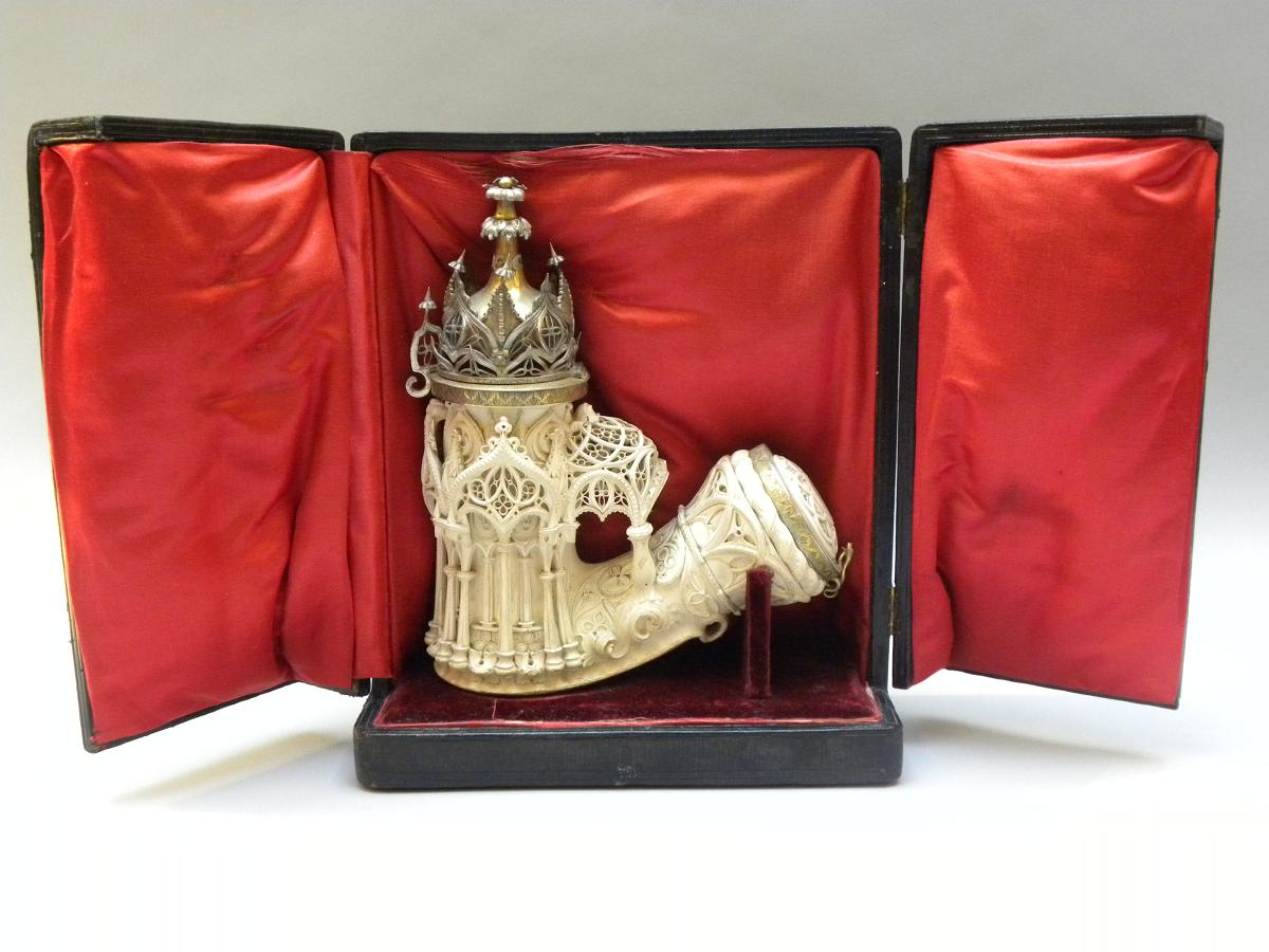 Královská dýmka v podobě gotické stavby vyřezávaná z mořské pěny, dárek sardinskému králi Viktoru Emanuelovi II., Vídeň, Rakousko, 1856/58, foto: Erik Delalande