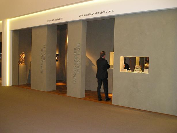 Pohled na kunstkomoru Georga Laueho na veletrhu TEFAF, březen 2013, foto: Hana Šimonová