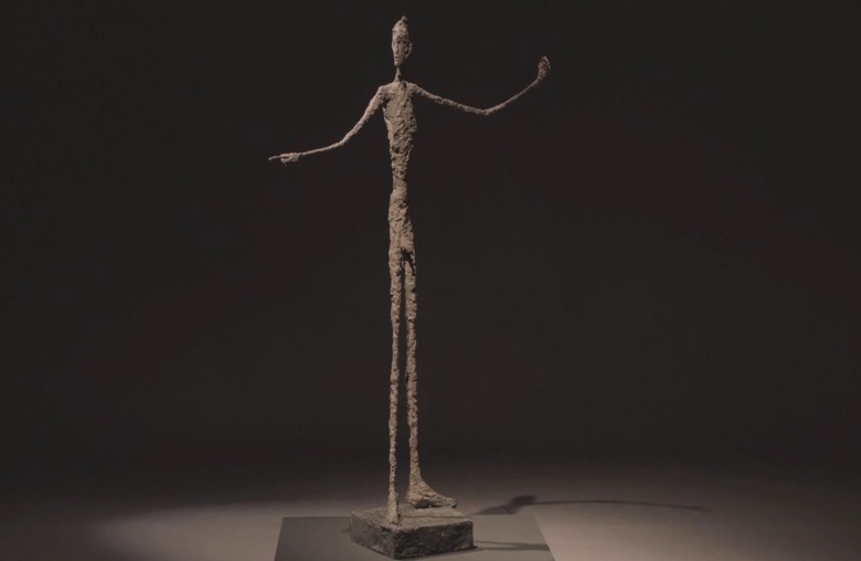 Alberto Giacometti: Ukazující muž / 1947 / patinovaný bronz, malováno autorem / výška 177,5 cm / cena: 141 285 USD