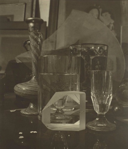 Josef Sudek: Zátiší / 1963 - 72 / bromostříbrná fotografie / 28,8 x. 23,4 cm / Christie's Paris 13. - 14. 11. 2015 / odhad 10 - 15 000 Eur
