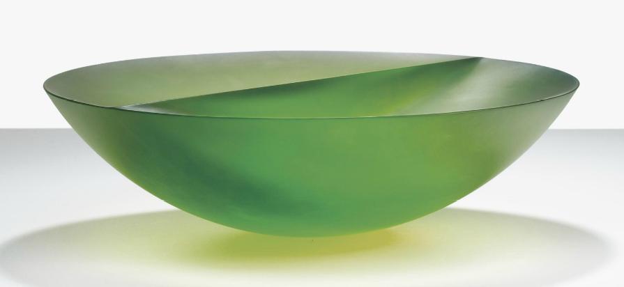 František Vízner: Zelená mísa s čárou / 2008 řezané, broušené sklo / 12,5 x 44,5 cm cena: 40 000 USD / Christie’s New York 27. 5. 2014