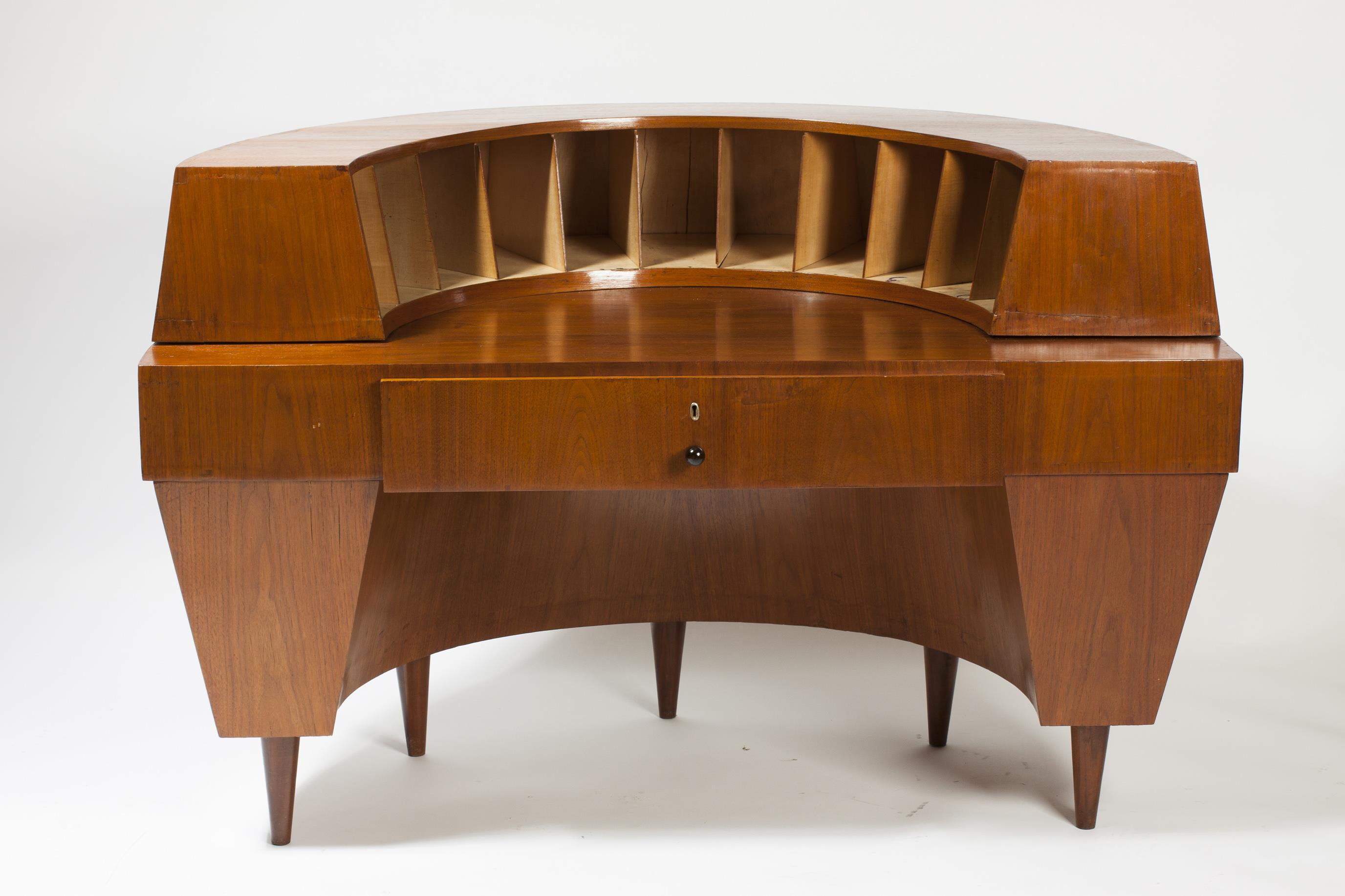 Otakar Novotný: Psací stůl s křeslem  dýhované dřevo / 100 cm cena: 264 000 Kč / Dorotheum 20. 9. 2014 