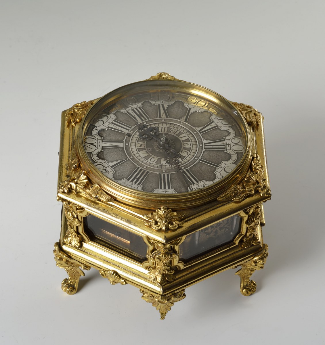 Johann Heinrich Naumann: Stolní horizontální hodiny / 1730 mosazné zlacené pouzdro / 14 x 17 cm cena: 806 000 Kč / Arthouse Hejtmánek 22. 5. 2014