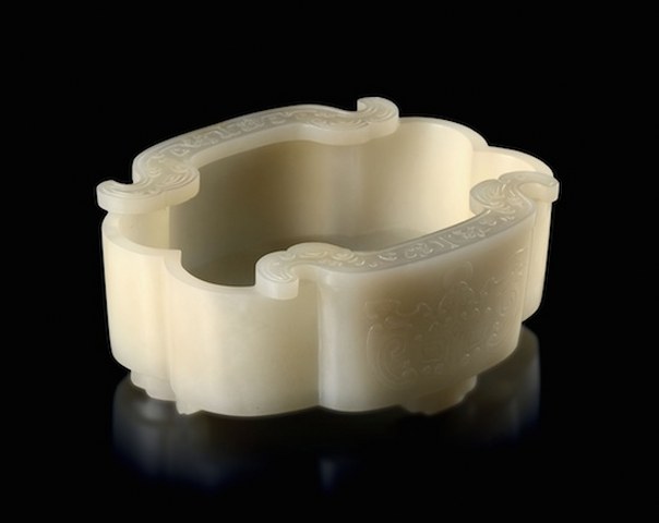 Nádoba na mytí štětců, Čína, 1736–95 bělavý nefrit, šířka 15 cm, cena: 1 054 000 Kč