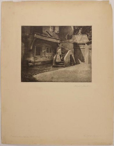 František Drtikol: Z dvorů a dvorečků staré Prahy, č. 43, 1911, olejotisk na hrubším béžovém papíru, 17,5 x 22,7 cm, cena: 365 800 Kč