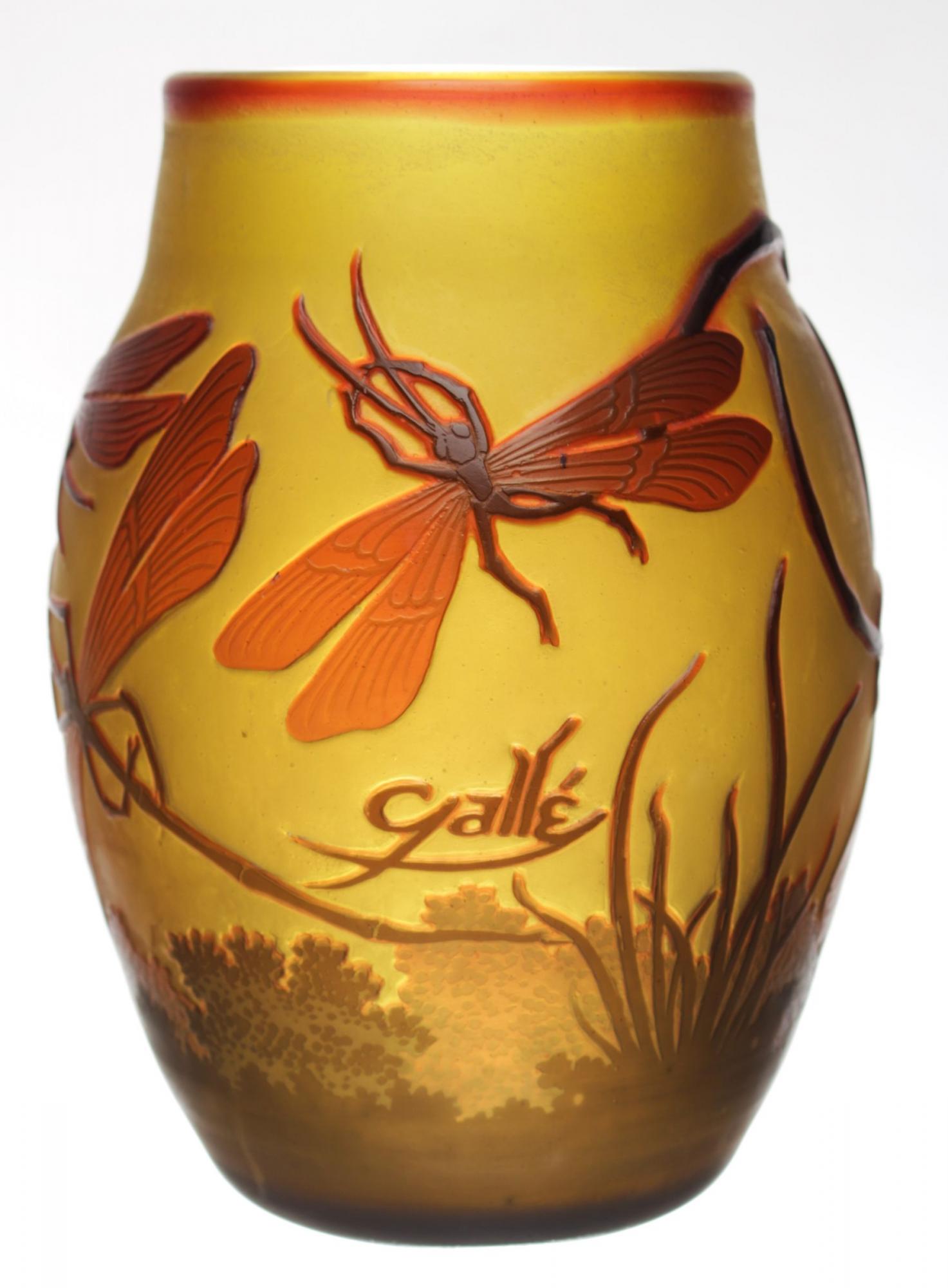 Émile Gallé: váza / kolem r. 1900 čiré, topasové a růžově přejímané sklo, přebrušovaný,  leptaný a řezaný dekor / výška 16 cm cena: 96 000 Kč Galerie Ustar 14. 5. 2016