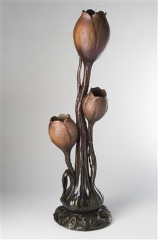 Vilmos Zsolnay (připsáno): lampa "Krokusy" / kolem r. 1900 pestře glazovaná keramika / výška 60 cm cena: 168 000 Kč Dorotheum 28. 5. 2016