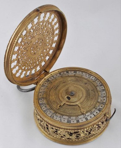 Cestovní astronomické hodiny, Augsburg (?), konec 16. stol. krokový mechanismus vřetenovitého typu, železo, mosaz, 12 x 12 x 4,6 cm, cena: 960 000 Kč