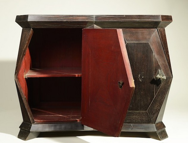 Josef Chochol (?): Kubistické trumeau, 1912–13 Měkké dřevo, dýhováno, tmavě mořený dub, 78 x 98 x 50 cm, cena: 1 364 000 Kč