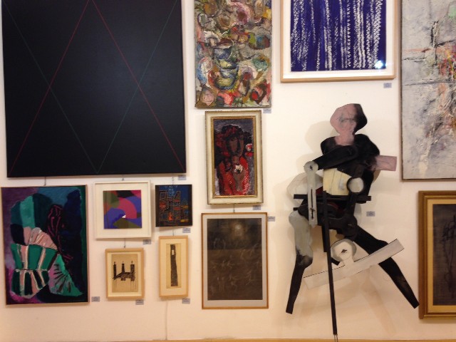 Pohled do instalace výstavy Galerie Pictura s Janouškovou plastikou