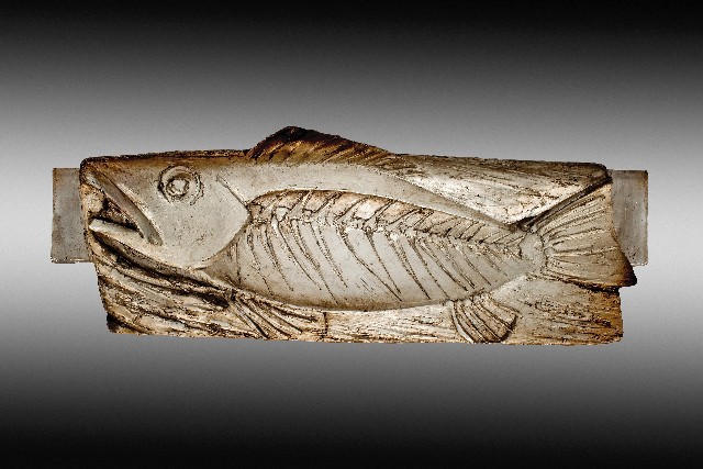 Stanislav Libenský/Jaroslava Brychtová: sobor osmi reliéfů pro hotel Jalta (ryba), 1957 tavené sklo, 80 x 25 cm vyvolávací cena: 800 000 Kč (bez provize) Dorotheum Praha, 20. 10. 2016