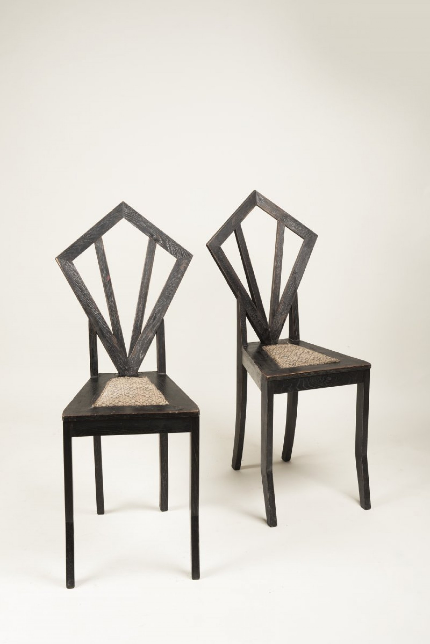 6/ Pavel Janák: dvě kubistické židle, 1912  černě mořený dub, 103,5 x 39 x 42 cm dosažená cena: 396 800 Kč Arthouse Hejtmánek 30. 11. 2017