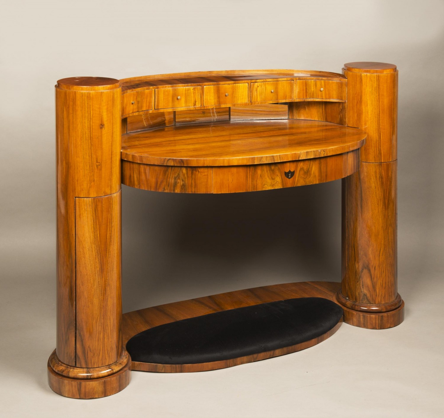 Joseph Ulrich Danhauser: dámský stůl, 1830  ořech, dub, 99 x 139 x 61 cm  dosažená cena: 595 200 Kč Arthouse Hejtmánek 31.5.2018