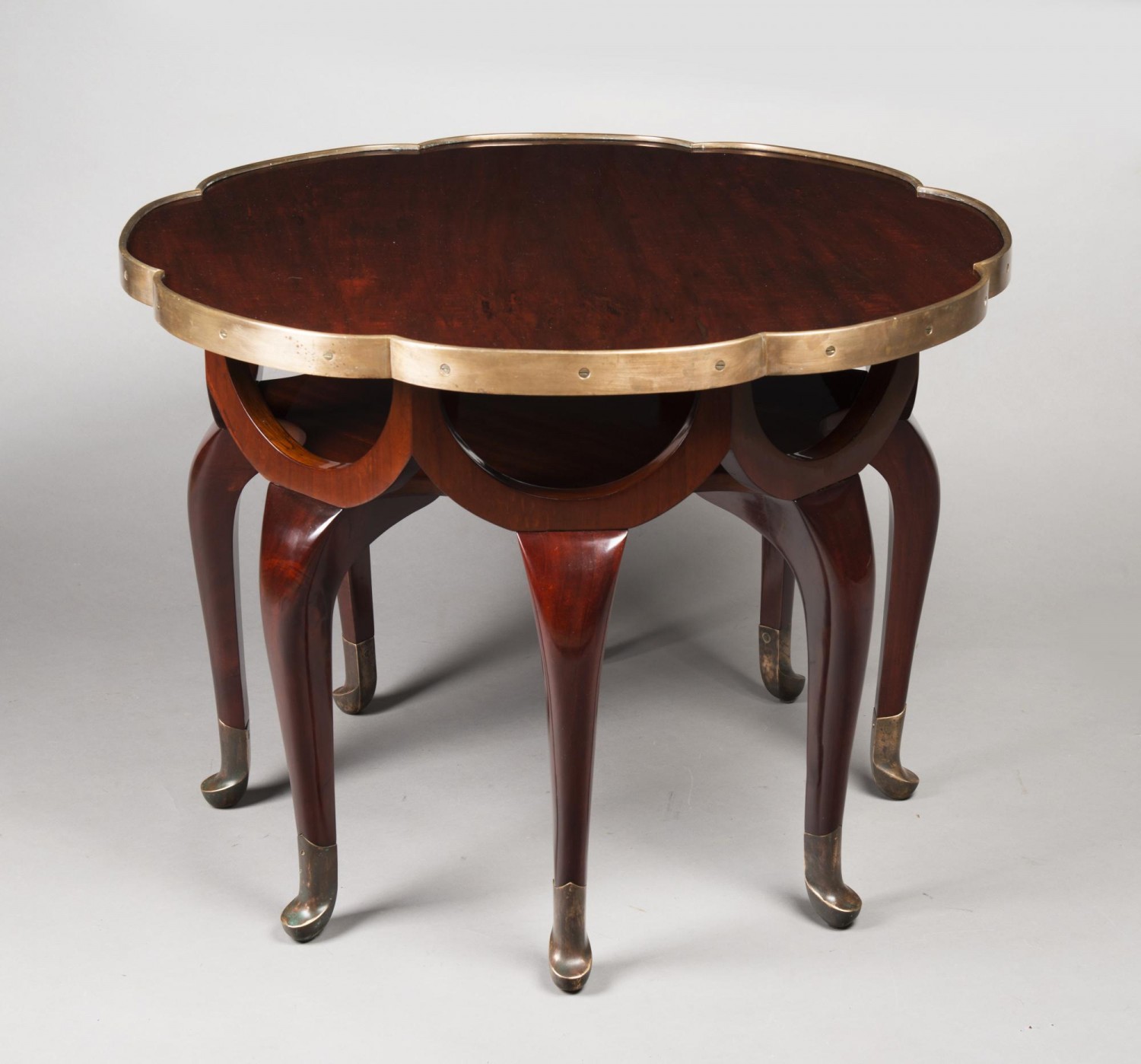 Adolf Loos: čajový stolek (Elefantenrüssel tisch), po 1900  masivní a dýhovaný, mahagon, mosaz, 66 x 86 cm dosažená cena: 520 800 Kč Arthouse Hejtmánek 31.5.2018