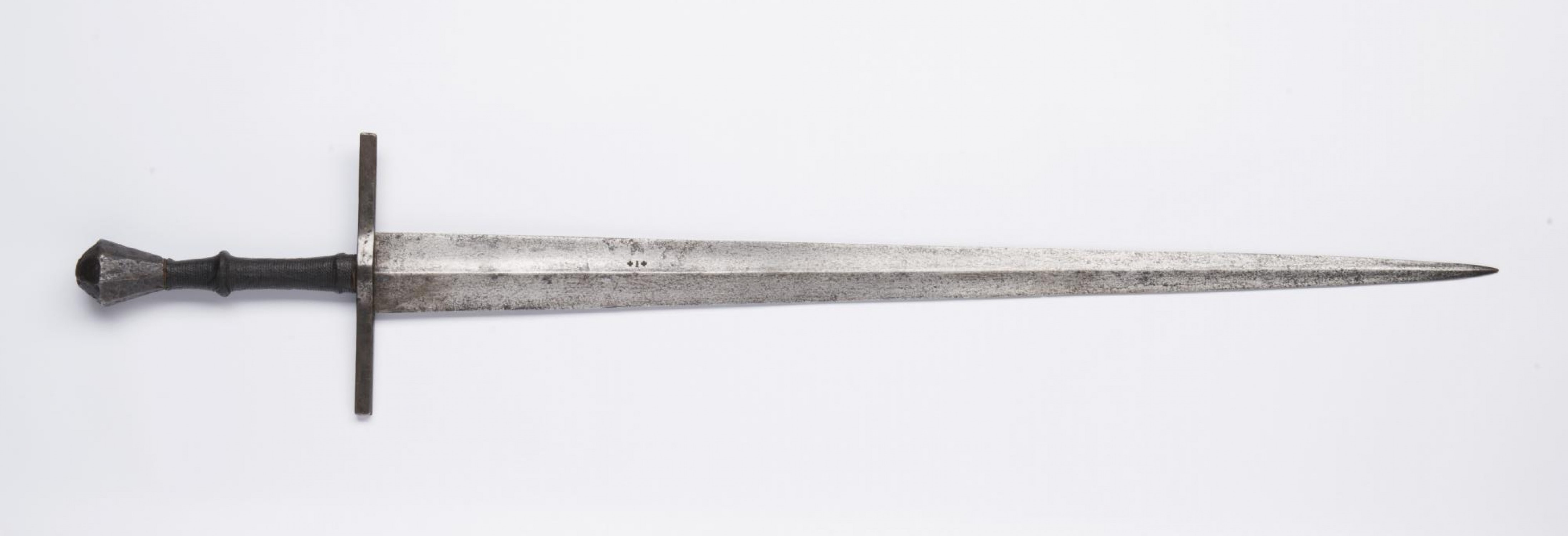 9/ jedenapůlruční meč, 1420-1460 železo, kůže, dřevo, délka 98 cm  dosažená cena: 235 600 Kč Arthouse Hejtmánek 31. 5. 2018