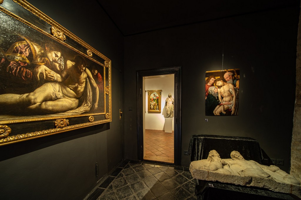 Pohled do instalace předaukční výstavy, vlevo obraz Orazia Borgianniho