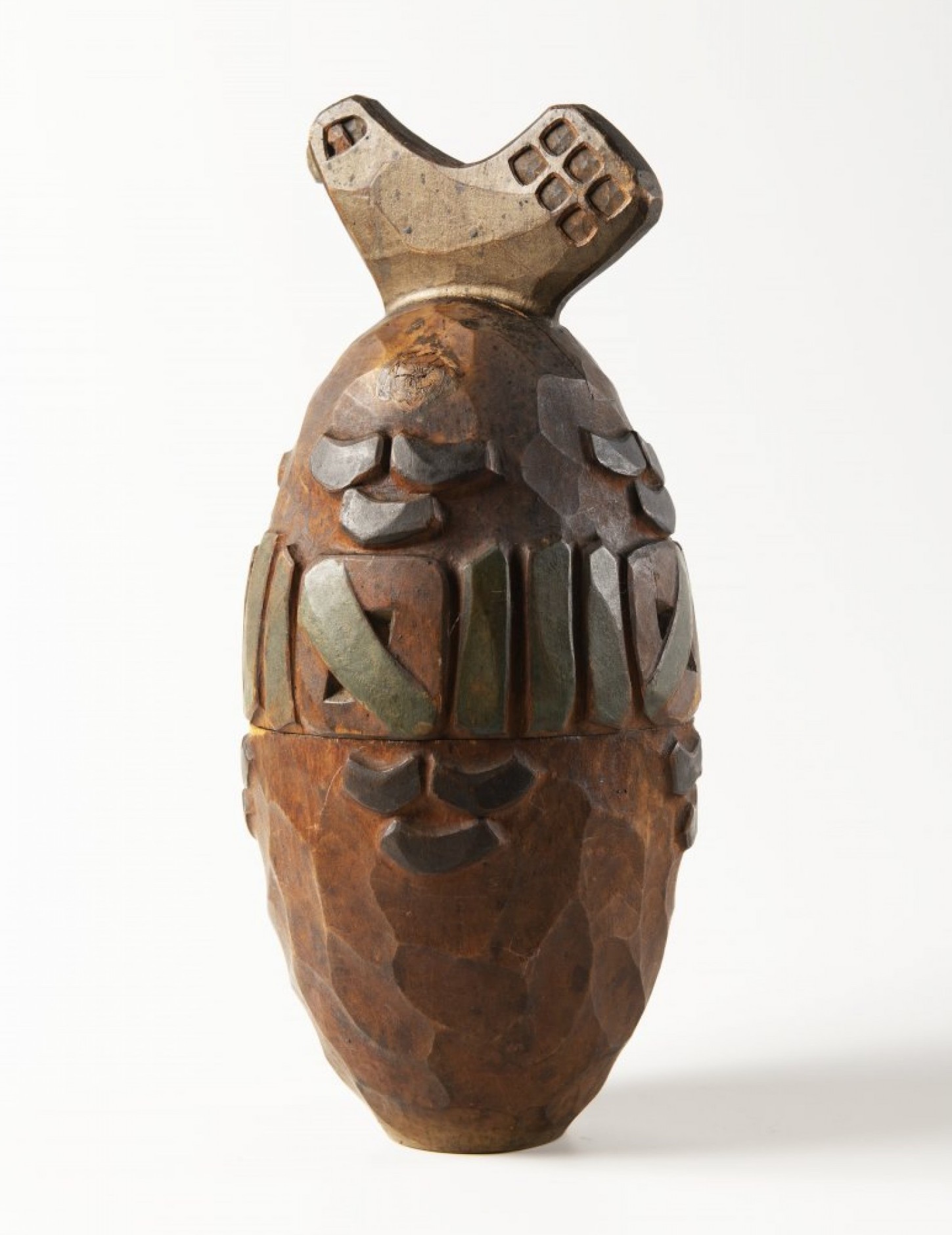 9/ Alexej Zinovjev: dóza ve tvaru vejce, Talaškino, před 1905 vyřezávané březové dřevo, 23 x 14 cm cena: 458 800 Kč, Arthouse Hejtmánek 6. 12. 2018