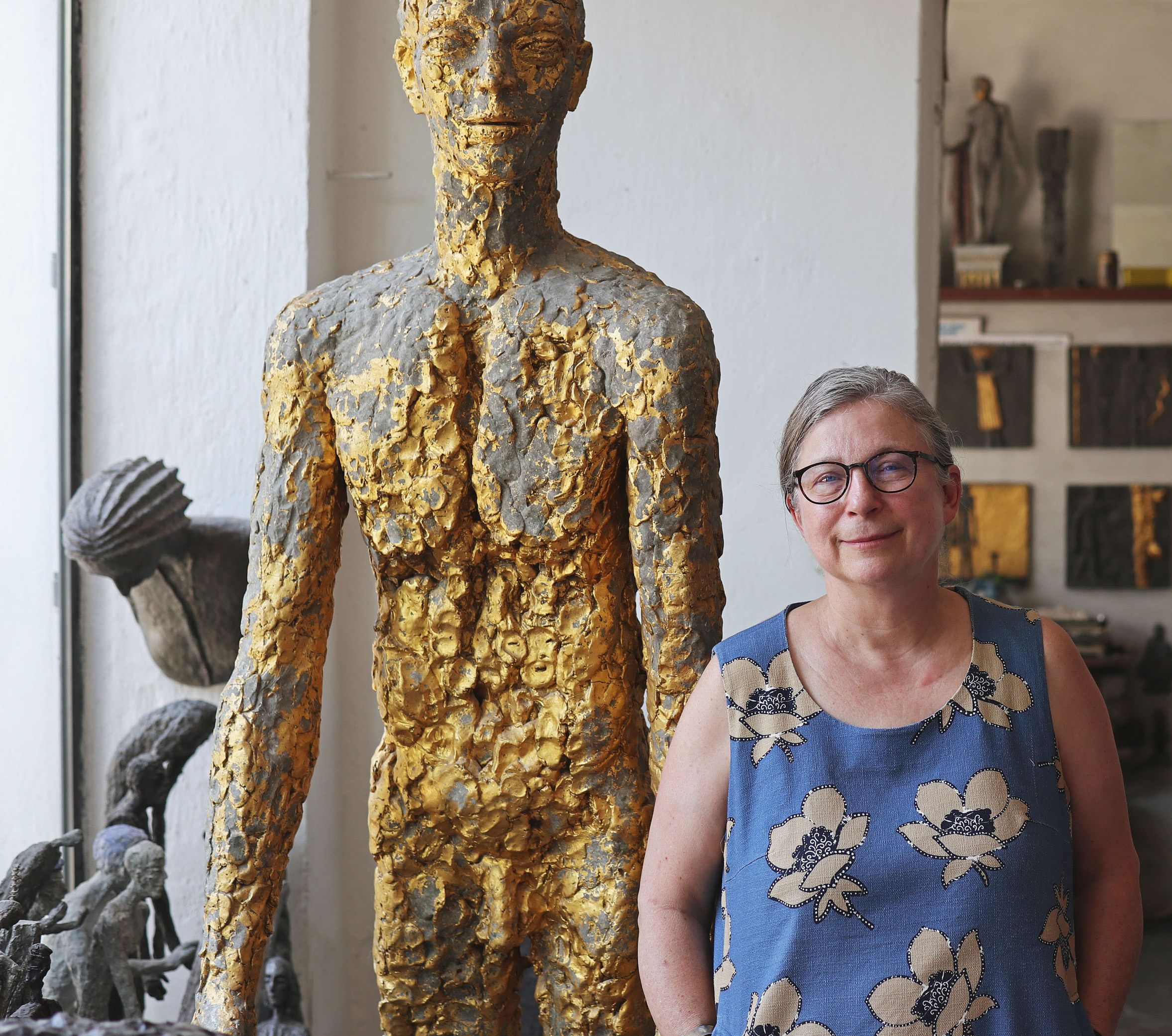 Polana Bregantová s plastikou Jana Palacha, jedinou velkou sochou, která dříve s Olbramem Zoubkem sdílela jeho ateliér