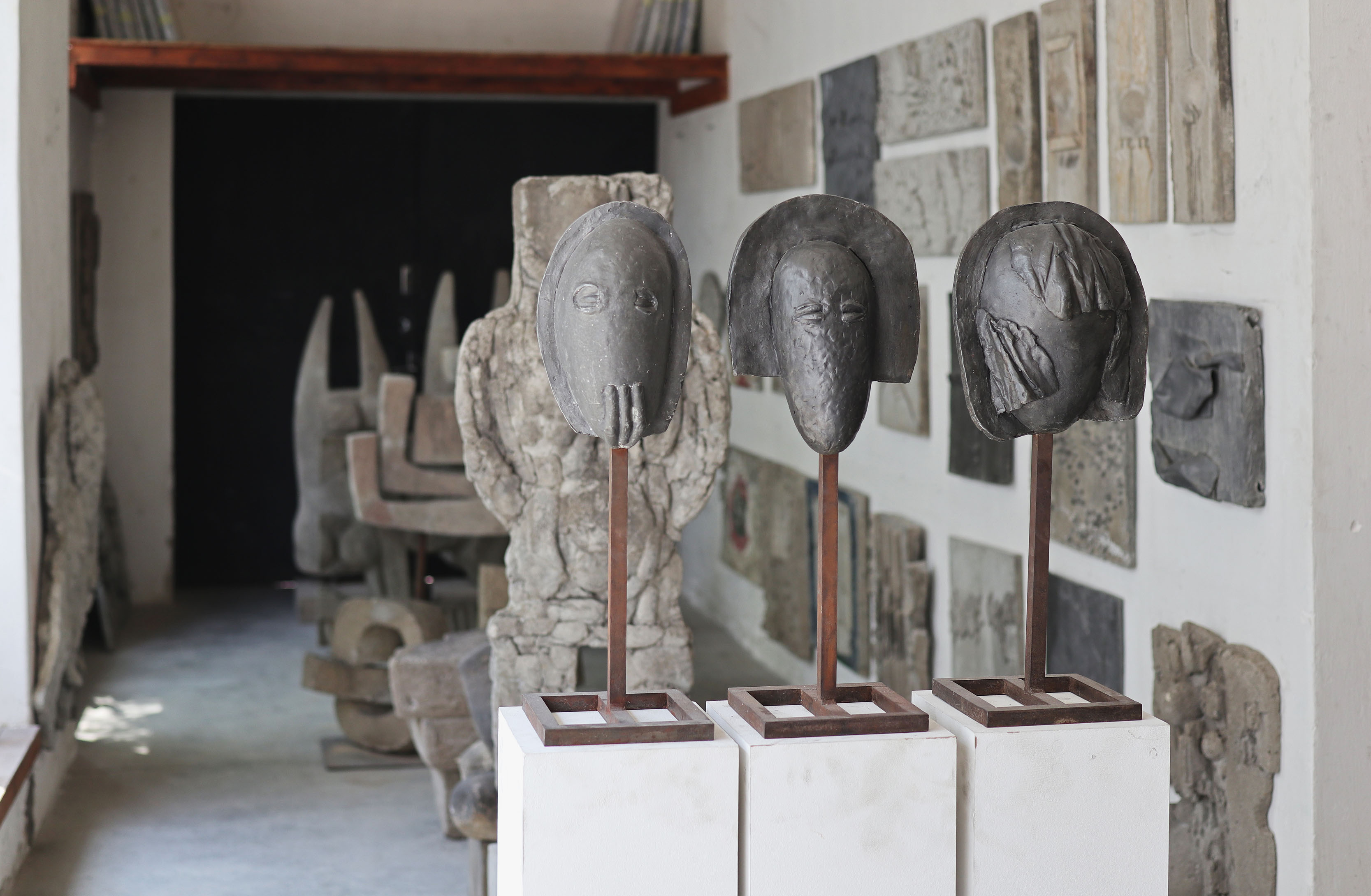 Expozice tvorby Evy Kmentové v bývalé garáži používané dříve jako sklad sochařského materiálu
