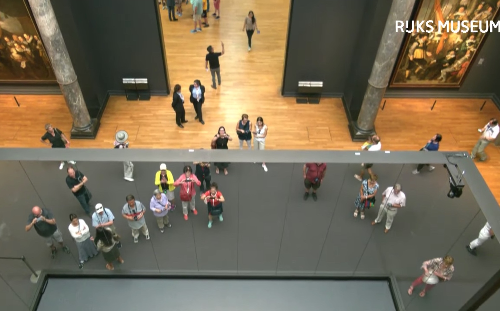 Návštěvníci muzea sledují restaurátory při práci