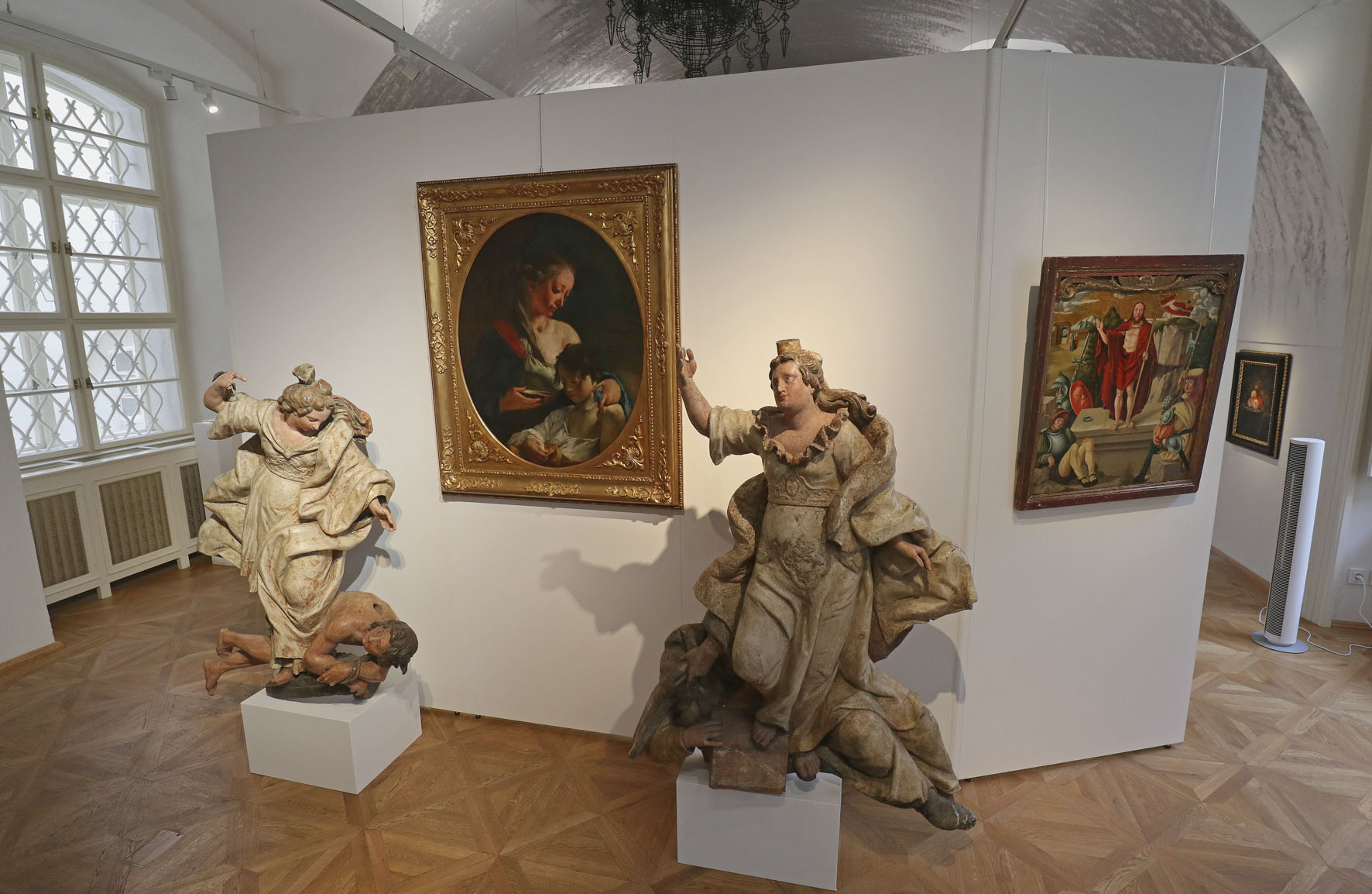 Pohled do instalace předaukční výstavy: Tiepolův obraz s dvojicí soch připsaných Ignáci Platzerovi a malbou Zmrtvýchvstání z Dürerova okruhu (foto: Martin Mádl)