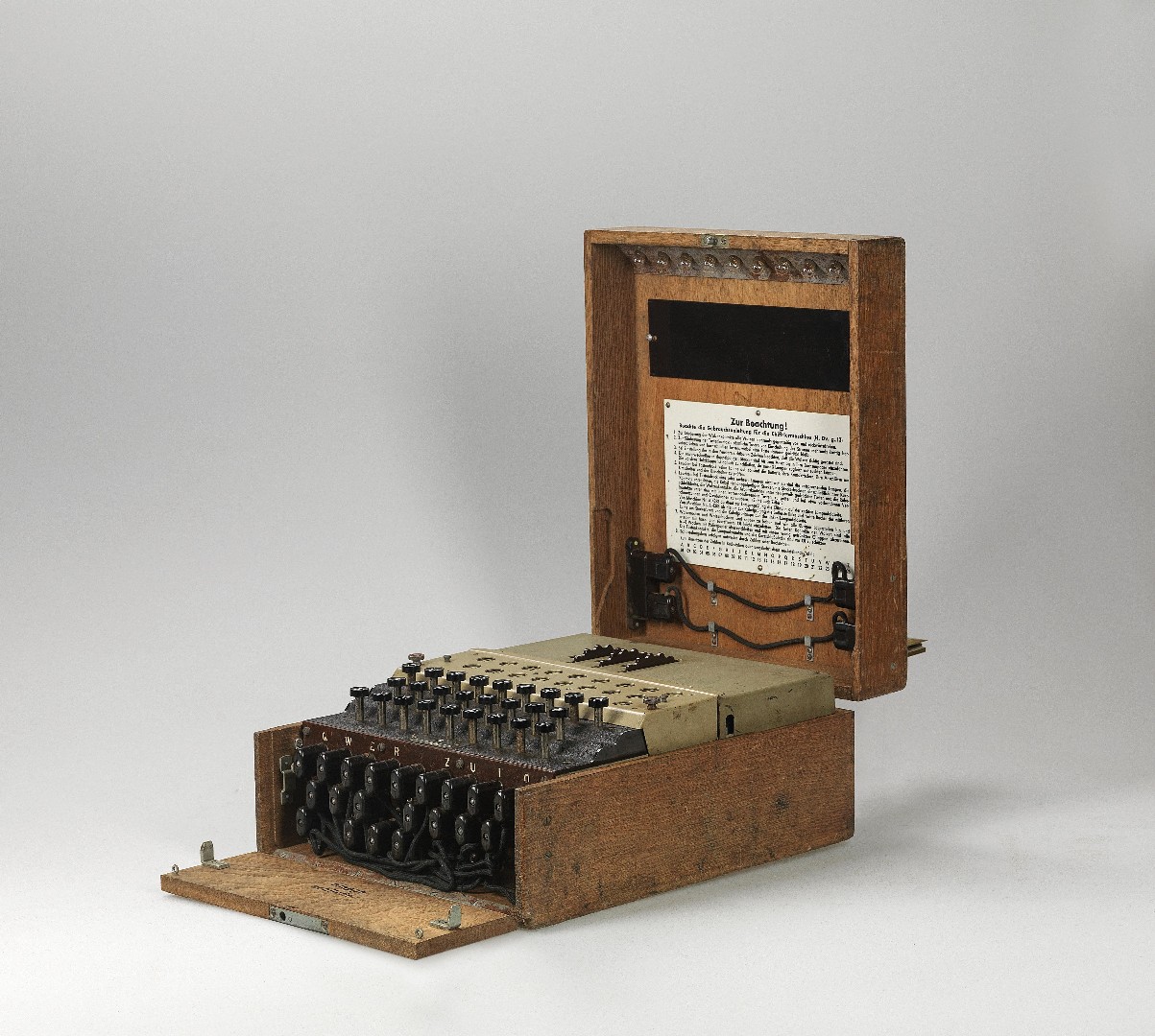 Šifrovací stroj Enigma I, Heimsoeth und Rinke, Berlín, 1944 rozměry kufru 38 x 28 x 15,5 cm cena: 117 800 € Dorotheum Vídeň 4. 6. 2020