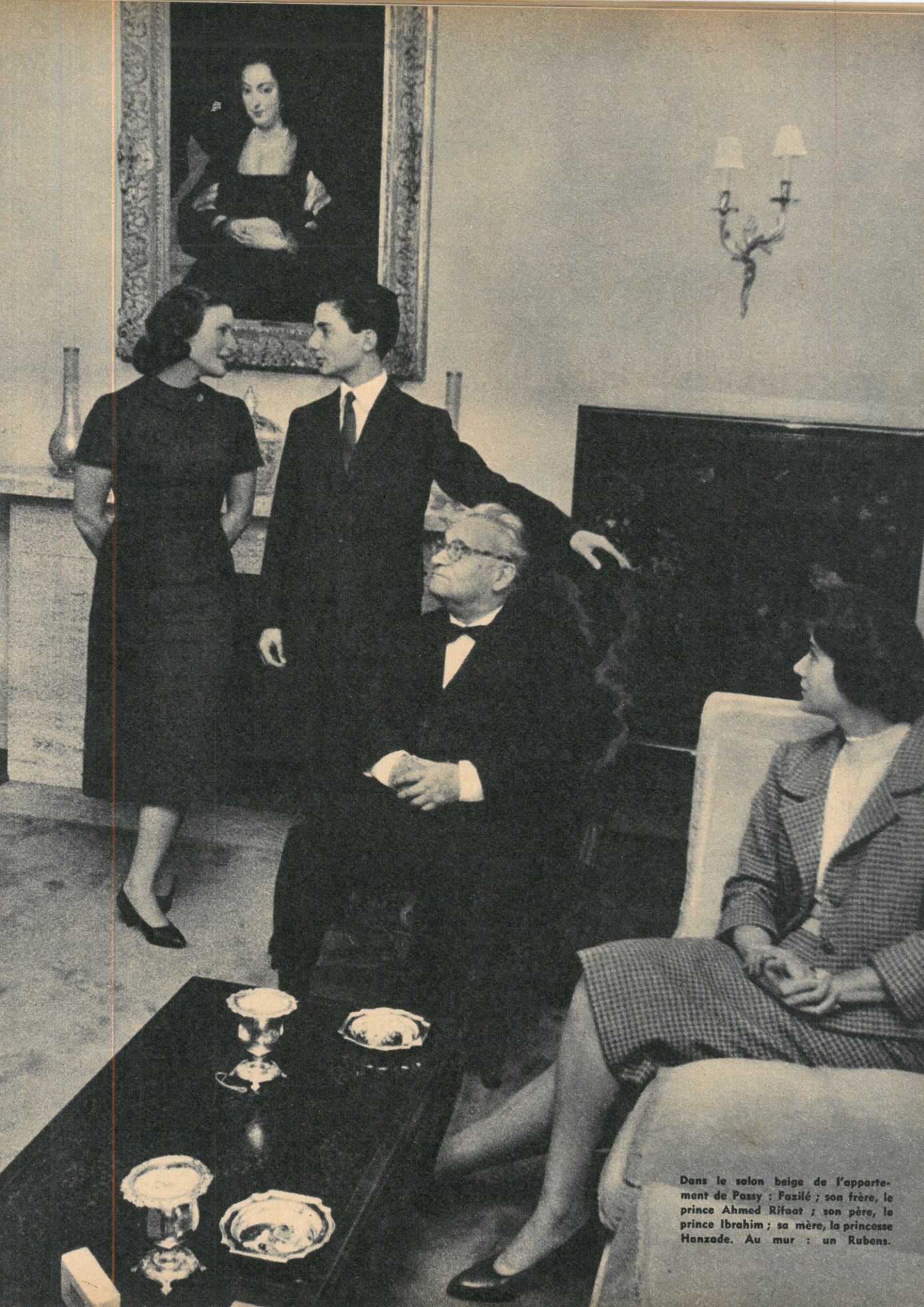 Egyptská královská rodina ve svém bytě v Paříži. Zleva: stojící princezna Fazilé, princ Ahmed Rifaat; sedící princ Mohammed Ibrahim, princezna Hanzade, Časopis Elle, 25. října 1957 © DESA Unicum PL