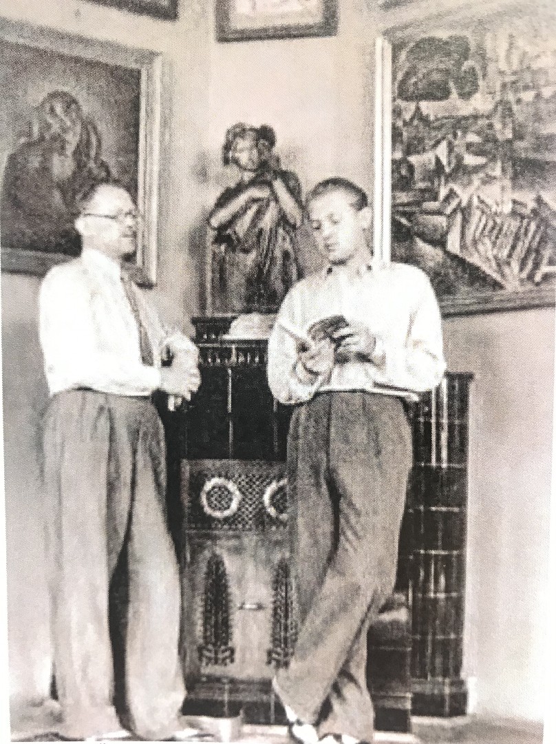  JUDr. František Čeřovský se synem v bytě na Vinohradech za 2. světové války,  v pozadí Epileptická žena a Staropražský motiv 