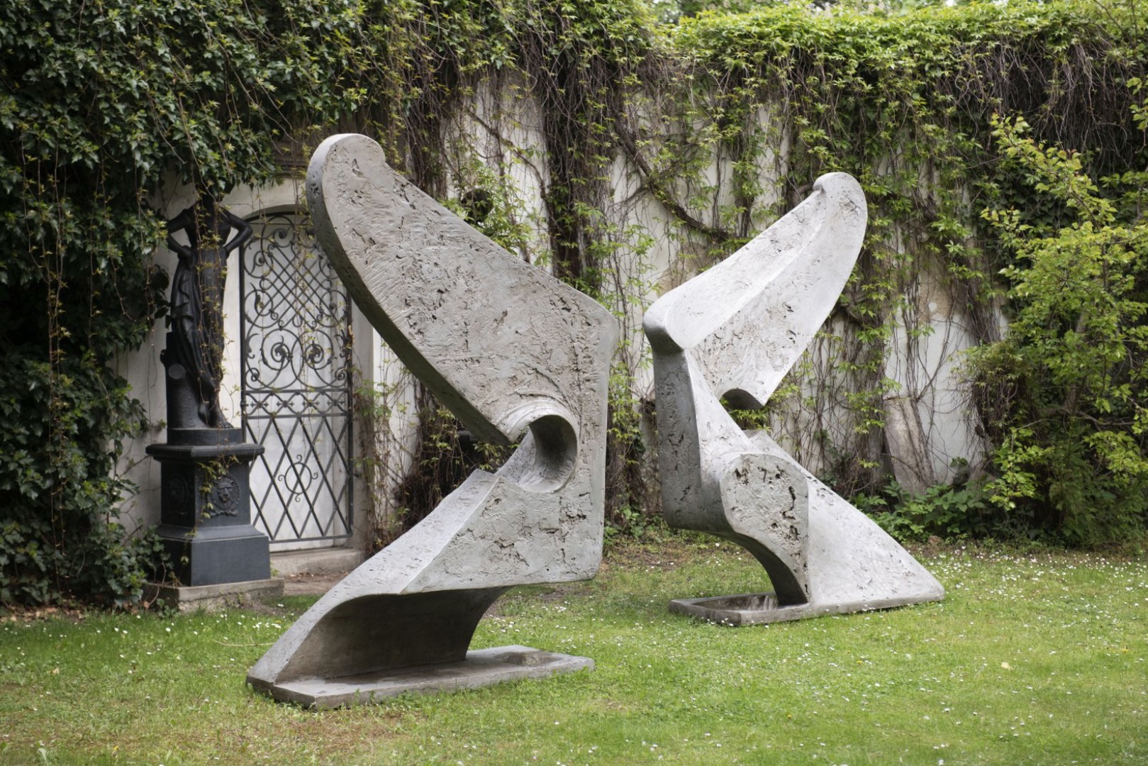 František Bělský: Oracle (Orákulum, Věštba), 1973, laminátová pryskyřice s hliníkovým práškem, 230 × 160 × 70 cm, vyvolávací cena: 890 000 Kč (+ 24% provize), Arthouse Hejtmánek 14. 6. 2022