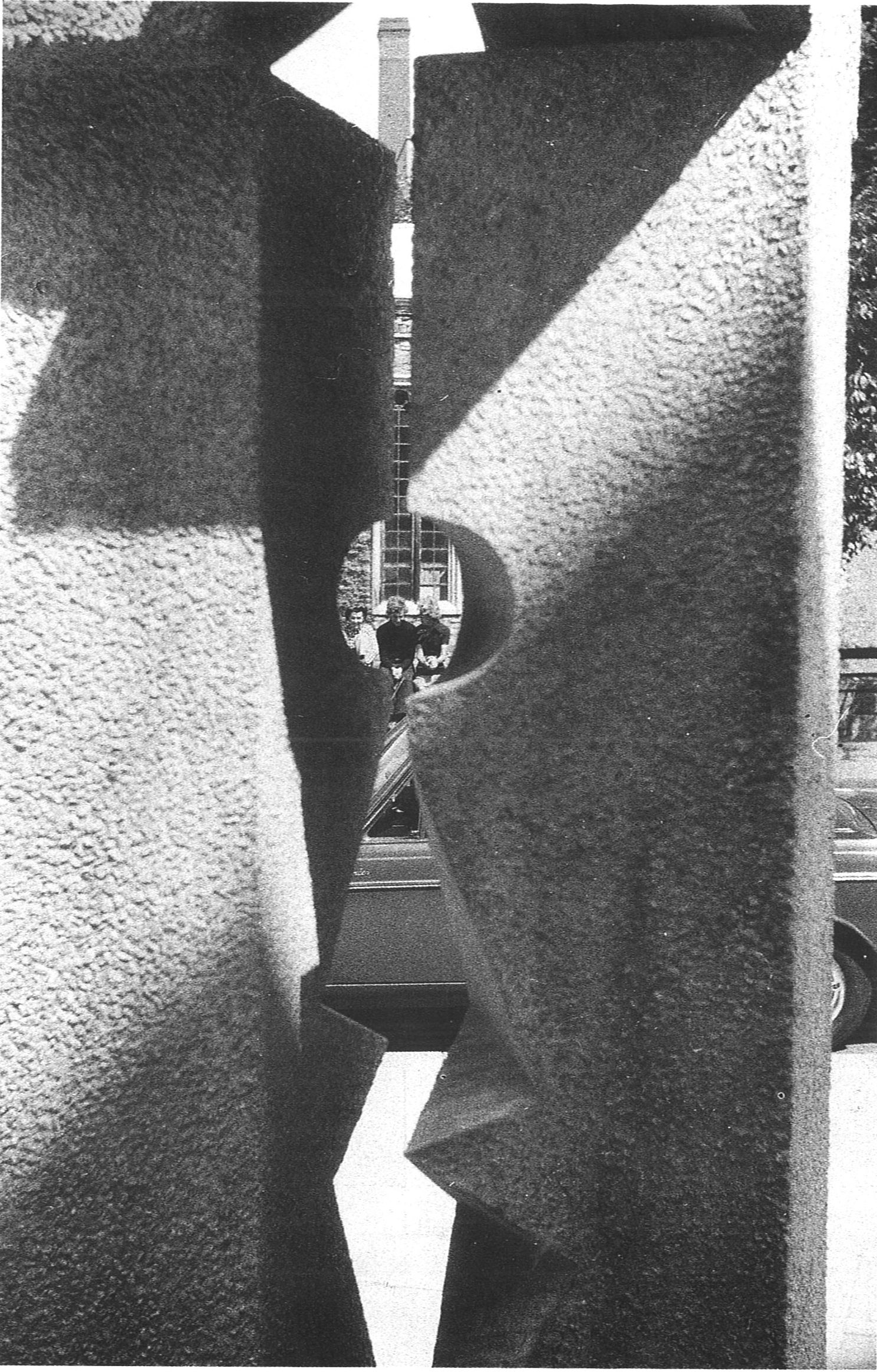 František Bělský: Oracle, 1973,  původní způsob umístění plastiky v Bristolu (detail tvarovaných sloupů z betonu),  podle knihy Franta Bělský Sculpture, Richter, Prague/A. Zwemmer Ltd., London 1992