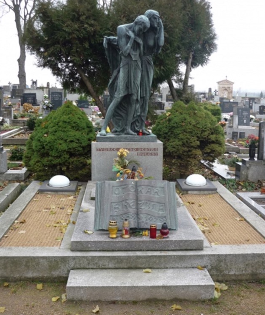 František Bílek: náhrobek Otokara Březiny, 1929–32, sousoší Tvůrce a jeho sestra Bolest, dole Kniha života, Jaroměřice nad Rokytnou, bronz, zdroj: Kraj Vysočina (archiv)